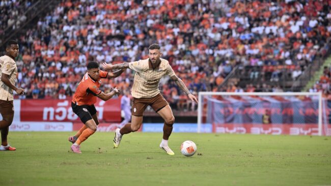 ปราสาทสายฟ้า บุกเชือด กว่างโซ้งมหาภัย คาบ้าน 2-1 รั้งจ่าฝูงไทยลีก ต่อไป