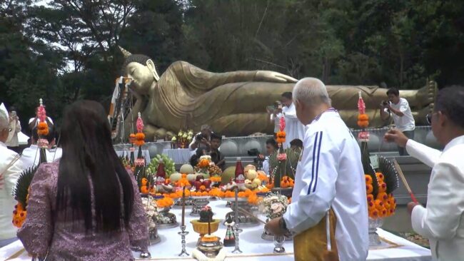 เบิกพระเนตรเกิดพระอาทิตย์ทรงกลด