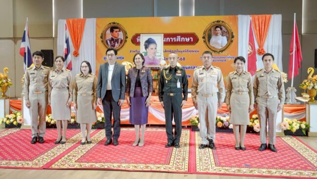 มอบทุนมูลนิธิคุณพุ่ม