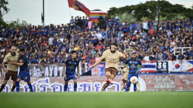 ปราสาทสายฟ้า แรงต่อเนื่อง บุกสยบ นักรบกรุงเก่า 4-1 รั้งจ่าฝูงไทยลีก ต่อไป