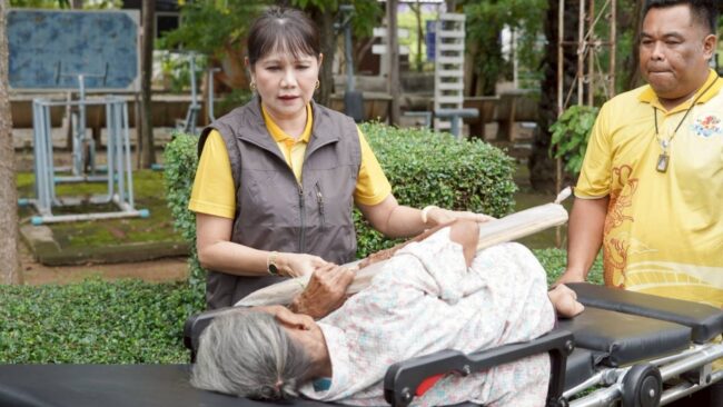 ช่วยคุณยายน้ำท่วม