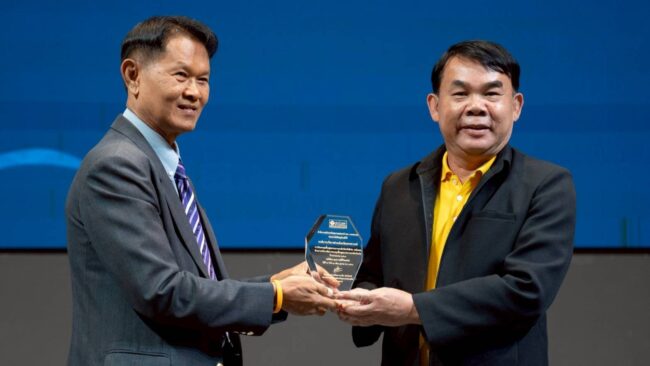 รับโล่กองทุนดีเด่น