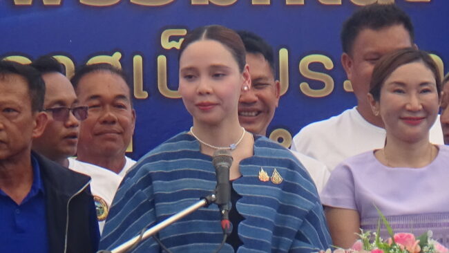 เรือยาวปลักแรดคึกคัก