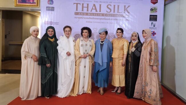 สวยงามอลังการ แฟชั่นโชว์ ครั้งแรก ผ้าไทยสู่เวทีสากล สไตล์มุสลิม อาบาย่า ดร.เพ็ญจันทร์ ล้อสีทอง ร่วมเดินแบบ รับชม ทาง ททบ .5 วันที่ 6 – 10 ตุลาคม 2568