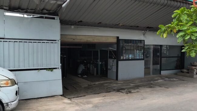 ควงมีดดายหญ้าเต้นรำข่มขู่