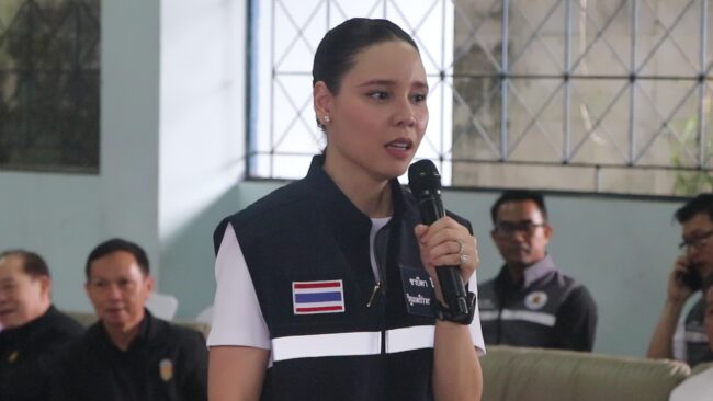 ซาบีดา รมว.วัฒนธรรม มอบสิ่งของผู้ประสบอุทกภัย