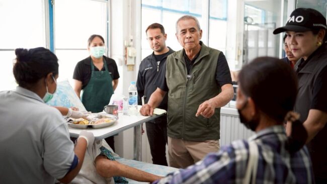 ช่วยยายวัย 93 ป่วย น้ำท่วม