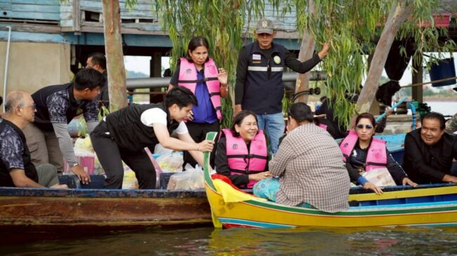 มอบถุงยังชีพ อ.ท่าตะโก