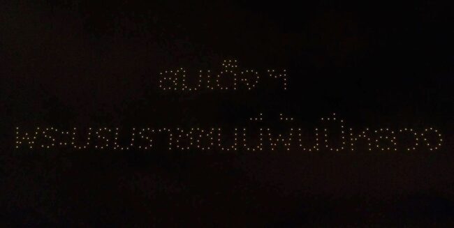 การท่องเที่ยวแห่งประเทศไทย(ททท.) สนับสนุน โดรนการแสดง 500 ลำ แปรอักษรบนท้องฟ้ายามค่ำคืน เพื่อน้อมรำลึกถึงพระมหากรุณาธิคุณของสมเด็จพระนางเจ้าสิริกิติ์ พระบรมราชินีนาถ พระบรมราชชนนีพันปีหลวง
