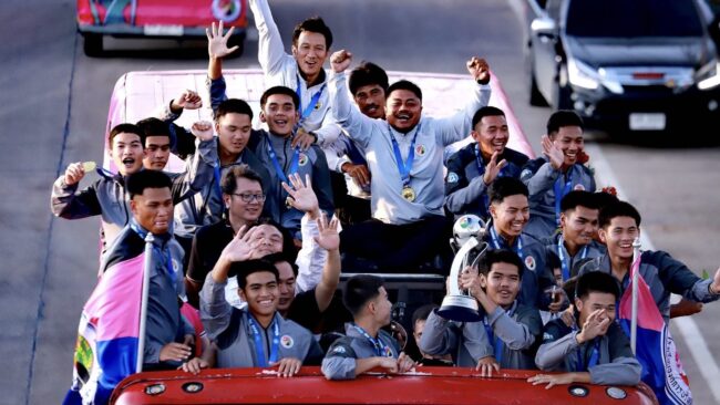 สร้างชื่อกระหึ่ม ชาวชัยนาท ร่วมแห่ฉลองแชมป์บอลให้ร.ร.อบจ.ชัยนาท