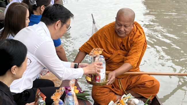 ทำบุญตักบาตรทางน้ำ