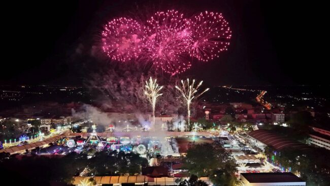 พลุ 20 ชุดสว่างทั่วฟ้า น้อมรำลึกพระมหากรุณาฯ