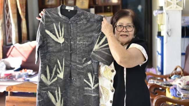 ผ้าห่มสีลายใบไม้โทนดำช่วงไว้อาลัย