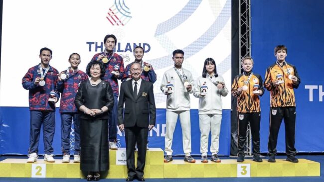 มอบเหรียญรางวัล แชมป์แบดมินตันคู่ผสม