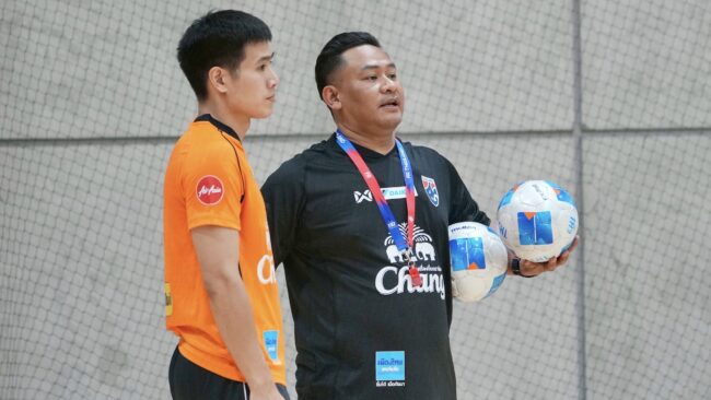 “โค้ชหมี” นำทัพ ฟุตซอลไทย รายงานตัวฝึกซ้อมครั้งแรก เตรียมลุยศึกชิงแชมป์เอเชีย 2026, เผยเป้าหมายขอมองแมตช์ต่อแมตช์ ……………………………  วันที่ 7 มกราคม 2569 เวลา 16.00 น. ณ สนามฟุตซอล ชั้น 2 อาคาร FA Thailand ฟุตซอลชายทีมชาติไทย เดินทางมารายงานตัวก่อนลงฝึกซ้อมครั้งแรก เพื่อเตรียมความพร้อมสำหรับการแข่งขันฟุตซอลชิงแชมป์เอเชีย 2026 รอบสุดท้าย (AFC Futsal Asian Cup 2026) ซึ่งจะทำการแข่งขันระหว่างวันที่ 27 มกราคม – 7 กุมภาพันธ์ 2569 ณ ประเทศอินโดนีเซีย  การรายงานตัวครั้งนี้นำโดย “โค้ชหมี” รักษ์พล สายเนตรงาม หัวหน้าผู้ฝึกสอนฟุตซอลชายทีมชาติไทยคนใหม่ พร้อมด้วย นักกีฬาทั้งหมด 20 คน โดยจะขาดเพียงแค่ มูฮัมหมัด อุสมานมูซา ที่ติดภารกิจกับสโมสรในลีกสเปนและจะเดินทางตามมาสมทบในภายหลัง   ภายในการรายงานตัว “โค้ชหมี” รักษ์พล สายเนตรงาม หัวหน้าผู้ฝึกสอนฟุตซอลชายทีมชาติไทย กล่าวว่า “วันนี้เราทำอะไรมากไม่ได้อยู่แล้ว เพราะว่าเด็กพักไปสองอาทิตย์วันนี้จะเน้นไปที่เล่นแทกติกในรูปแบบของเรา และการวิเคราะห์ข้อมูลเข้ามาช่วย เราต้องมีวิธีการใหม่ๆ เพราะด้วยการฝึกซ้อมของเรามีประมาณ 20 วัน ต้องเร่งแก้ไขข้อผิดพลาดของทีมให้ดีที่สุด”  “สิ่งที่อยากเพิ่มเติมจะเป็นเกมรับที่ดุดัน ซึ่งเป็นสิ่งสำคัญในรายการชิงแชมป์เอเชีย เพราะว่าโอกาสประสบความสำเร็จเราต้องมีเกมรับที่มั่นคง รายชื่อชุดนี้คัดเลือกผู้เล่นที่มีฟอร์มที่ดี บางคนที่ฟอร์มดีในลีกแต่ว่าตอนนี้ลีกปิดไป เราจะเปลี่ยนผู้เล่นมากไม่ได้ เพราะว่าเราไม่มีเวลาที่จะดูตัวผู้เล่น อีกอย่างเอเอฟซีให้ส่งรายชื่อไป 25 คน เชื่อว่าผู้เล่นที่เรียกมาในชุดนี้ค่อนข้างมีฟอร์มการเล่นที่โดดเด่นถือว่าเป็นการต่อยอดทีมชาติชุดที่โค้ชมิเกลวางไว้ ทีมงานสตาฟได้มีการเตรียมตัวมาครบแล้ว ซึ่งได้ วิศรุจน์ ศิรวัชจิราพงศ์ (อัสมิง ตาเละ) มาช่วยเป็นโค้ชผู้รักษาประตูที่ตามมาจากมาเลเซีย เป็นผู้เล่นที่มีประสบการณ์ มาช่วยแชร์ มาฝึกผู้รักษาประตูโดยเฉพาะ”  “ทีมร่วมสายของเราในส่วนของเลบานอนเปลี่ยนโค้ชเหมือนกันเป็นโค้ชจากประเทศบราซิล เคยเจอกันมาแล้วเป็นโค้ชที่ค่อนข้างดี ส่วนคูเวตได้ บรูโน่ มาเป็นโค้ชเรารู้สไตล์เขาอยู่แล้ว ส่วนเวียดนามเราเคยเจอกันบ่อย ซึ่งเป็นทีมที่ดี เราจะประมาททุกทีมไม่ได้ สิ่งที่เราควบคุมได้คือควบคุมทีมเราเอง ฝึกซ้อมให้หนักมีเป้าหมายและวิธีการเล่นที่ชัดเจน  “เป้าหมายเรามองเป็นแมตช์ต่อแมตช์ เราคาดเดาผลการแข่งขันไม่ได้ เราดูแค่ในแมตช์นั้นเราทำได้ดีแค่ไหน แต่ถามว่าตั้งเป้าเราจะมีกี่คะแนน ส่วนตัวตั้งเป้ามีคะแนนในทุกๆ แมตช์ไม่อยากกดดันตัวเองและน้องๆ พยามทำให้ดีที่สุด และแก้ไขจุดบกพร่องให้เร็วที่สุด ตอนนี้ยังไม่อยากตั้งเป้าไปถึงการเป็นแชมป์ แต่มั่นใจในนักเตะเราทุกคน และจะพยายามแก้ไขปัญหาเพราะทัวร์นาเมนต์นี้มีเวลาที่จำกัดประมาณ 20 วัน จะมีข้อผิดพลาดประมาณ 8-9 อย่างที่เราต้องเริ่มแก้ไขพวกเกมรับ อะไรที่แก้ไขได้เราจะพยายามแก้ไข ฝากแฟนๆฟุตซอลชาวไทยผมเป็นโค้ชไทยสายเลือดไทย นักกีฬาคนไทยฝากเป็นกำลังใจให้เราด้วย สัญญาจะทำผลงานให้ดีและทำเพื่อชาติไทย”  ด้าน “อิทธิชา ประภาพันธ์” แนวรับทีมชาติไทย กล่าวว่า “รู้สึกดีครับที่ได้กลับมารับใช้ทีมชาติอีกครั้ง ในช่วงปีใหม่ที่ผ่านมาได้กลับไปรีสตาร์ทตัวเองและพักผ่อนสมองครับ ตอนนี้พร้อมกลับมารับใช้ทีมชาติอีกครั้งครับ ในการร่วมงานกับโค้ชหมีเป็นเรื่องที่ดีครับ เพราะว่าโค้ชหมีอยู่กับทีมชาติไทยหรือว่าลีกไทยมานาน น่าจะรู้ดีว่านักเตะไทยเล่นแบบไหน สไตล์การเล่นแบบเป็นยังไง ผมคิดว่าน่าจะเป็นเรื่องที่ดีครับที่พี่หมีกลับมาเป็นโค้ชให้กับทีมชาติไทย”  “ผมคิดว่าสิ่งที่ทีมเราต้องปรับปรุงอย่างที่โค้ชหมีพูดไป เรื่องแรกน่าจะเป็นเกมรับครับที่เราค่อนข้างที่จะเสียประตูง่าย และเรื่องการจบสกอร์ที่เรายังไม่ค่อยเฉียบขาดในการเล่นซีเกมส์ที่ผ่านมา ความสัมพันธ์ทีมมีมากพอสมควรครับ ต้องให้พี่หมีมาใส่ในเรื่องรูปแบบเพิ่มเติมว่ามีตรงไหนที่ต้องเพิ่มให้มากกว่าตอนซีเกมส์หรือรายการก่อนๆที่ผ่านมาครับ”  “เป้าหมายในครั้งนี้ยังไงเราต้องหวังเข้าชิงให้ได้อย่างแรก เพราะเราพลาดในซีเกมส์มาแล้วดังนั้นชิงแชม์เอเชียในครั้งนี้เราอยากจะกู้สถานการณ์ให้สามารถเข้าไปชิงให้ได้ ฝากแฟนๆฟุตซอลมาร่วมเชียร์กันเยอะๆ ครับไม่ว่าจะเป็นทางเพจหรือการถ่ายทอดสดต่างๆ หรือว่าใครอยู่ที่อินโดนีเซียอยากให้มาเชียร์กันเยอะๆครับ”  สำหรับ ฟุตซอลชายทีมชาติไทย จะเก็บตัวฝึกซ้อมอย่างต่อเนื่อง ก่อนคัดเลือกผู้เล่นให้เหลือ 14 คนสุดท้าย เพื่อเตรียมออกเดินทางไปประเทศอินโดนีเซียในวันที่ 24 มกราคม 2569 ต่อไป  โปรแกรมของฟุตซอลชายทีมชาติไทย ในการแข่งขันชิงแชมป์เอเชีย 2026 รอบแบ่งกลุ่ม มีดังนี้  #Matchday1  📅 วันที่ 27 มกราคม 2569 🇹🇭 ไทย พบ เลบานอน 🇱🇧 ⏰ เวลา 13.00 น. 🏟️ จาการ์ตา อินเตอร์เนชั่นแนล เวโลโดรม  #Matchday2 📅 วันที่ 29 มกราคม 2569 🇰🇼 คูเวต พบ ไทย 🇹🇭 ⏰ เวลา 17.00 น. 🏟️ จาการ์ตา อินเตอร์เนชั่นแนล เวโลโดรม  #Matchday3 📅 วันที่ 31 มกราคม 2569 🇹🇭 ไทย พบ เวียดนาม 🇻🇳 ⏰ เวลา 15.00 น. 🏟️ อินโดนีเซีย อารีนา  📺 ถ่ายทอดสดทาง Youtube : BG Sports  📷 : Sony Alpha 1, Gmaster Lens Sony – Digital Camera Thailand  #FAThailand #ฟุตบอลทีมชาติไทย #ฟุตซอลไทย #ฟุตซอลทีมชาติไทย #ฟุตซอลชิงแชมป์เอเชีย #AFCFutsalAsianCup2026