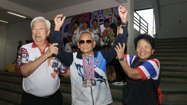 ยกนิ้ว คุณตาสว่าง ย่าง 106 ปี วันเดียว คว้า 3 ทอง