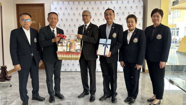 มอบกระเช้าสวัสดีปีใหม่ ที่สำนักงานคณะกรรมการโอลิมปิคแห่งประเทศไทยฯ