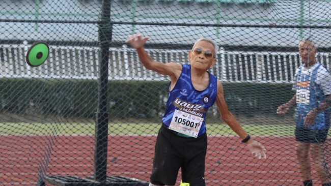 ชื่นชม คุณตาสว่าง 106 ปี แข็งแรง คว้าเหรียญทองเหรียญที่ 4 กรีฑา ไทยแลนด์ โอเพ่น มาสเตอร์เกมส์ ครั้งที่ 6