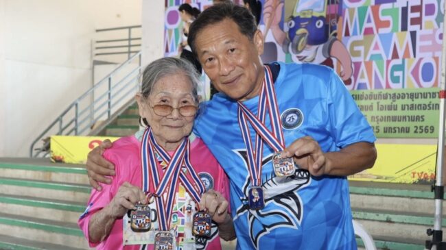 คุณยายแดง-วรรธนันท์ วัย 90 ปี เพิ่งผ่าตัดแต่ใจสู้ คว้า 3 เหรียญทองกรีฑา ไทยแลนด์ โอเพ่น มาสเตอร์เกมส์ ครั้งที่ 6
