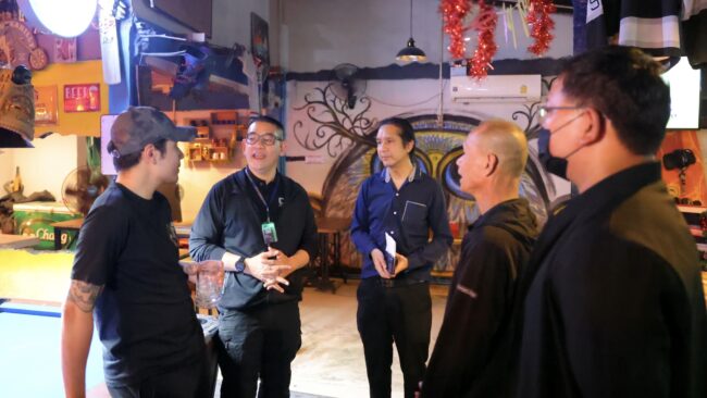 AIS 3BB FIBRE 3 – JAS เอาจริง ร่วมมือตำรวจ ลงพื้นที่ตรวจ-เตือน-ปรับจริงร้านค้าย่านสุขุมวิท ที่ฉายฟุตบอลพรีเมียร์ลีกแบบผิดลิขสิทธิ์