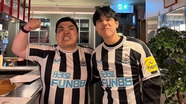 เด็กนิวคาสเซิล! แจ็ค แฟนฉัน-นิกกี้ ณฉัตร โผล่เชียร์ ‘สาลิกาดง’ ถึงอังกฤษ