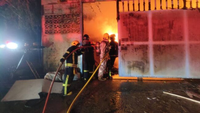 โกดังเสื้อผ้ามือสองวอดทั้งหลัง