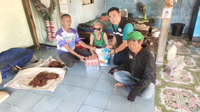 เยี่ยมคุณตา 97 ปี พิการทางสายตา