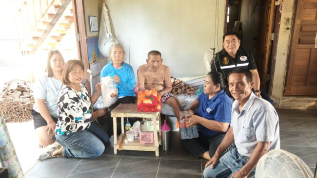 ช่วยเหลือผู้ป่วยติดเตียง อายุ 65 ปี