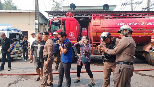 ไฟไหม้บ้านไม้คาดจุดไฟเผาใบไม้