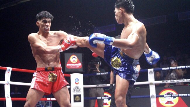 ทวีทรัพย์ วันของโอม ฝึกซ้อมมาดีออกอาวุธชุดใหญ่ใส่ อับดุลราห์มาน นักมวยไทยชาวโมร็อคโคก่อนชนะคะแนน ในการชกเป็นคู่เอกศึกมวยไทย SUPER CHAMP