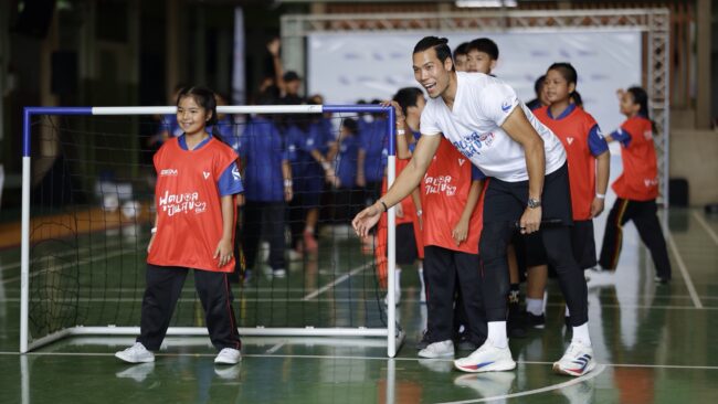 แนะเทคนิค ‘ตอง – กวินทร์ ’ ติวเข้มต่อเนื่องโครงการ ‘ฟุตบอลปันสุขฯ ซีซัน 2 ‘ สัปดาห์ที่ 2