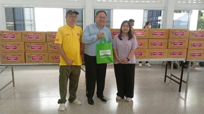 มอบข้าวกล่อง ให้แก่ผู้ประสบอัคคีภัย