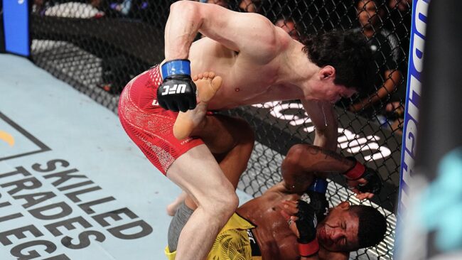 เบิร์นส แขวนนวม หลังโดน มาลอตต์ ไล่ทุบ จอดยก 3 คู่เอกศึก UFC วินเนอร์เป็ก