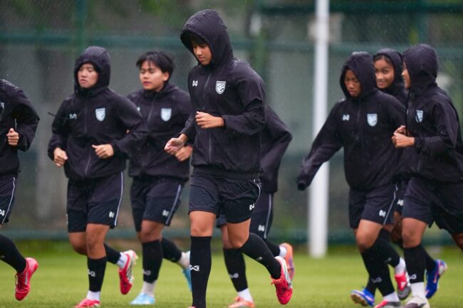 #เดิมพันตั๋วฟุตบอลเยาวชนหญิงโลกU17 ฟุตบอลหญิงไทย U17 ประเดิมซ้อมที่จีน เตรียมลุยศึกชิงแชมป์เอเชีย 2026, “กวินธิดา” ย้ำทุกคนพร้อมสู้เต็มที่เพื่อเป้าหมายไปบอลโลก …………………  วันที่ 28 เมษายน 2569 เวลา 16.00 น. ตามเวลาประเทศไทย ณ ซูโจว สปอร์ตส์ เซนเตอร์ สเตเดียม (สนาม 8) ฟุตบอลหญิงทีมชาติไทย รุ่นอายุไม่เกิน 17 ปี ลงฝึกซ้อมครั้งแรก หลังจากเดินทางมาถึงเมืองซูโจว สาธารณรัฐประชาชนจีน เพื่อเตรียมความพร้อมก่อนทำการแข่งขันฟุตบอลหญิงชิงแชมป์เอเชีย รุ่นอายุไม่เกิน 17 ปี 2026 (AFC U17 Women’s Asian Cup China 2026) ระหว่างวันที่ 1-17 พฤษภาคม 2569  รายการดังกล่าว ฟุตบอลหญิงทีมชาติไทย U17 อยู่ในกลุ่ม เอ ร่วมกับ จีน (เจ้าภาพ), เวียดนาม และ เมียนมา โดยจะนำทีมแชมป์, รองแชมป์ และอันดับ 3 ที่ดีที่สุด 2 จาก 3 กลุ่มผ่านเข้ารอบน็อคเอาท์ และหา 4 ชาติที่ผ่านเข้าสู่รอบรองชนะเลิศเป็นตัวแทนของทวีปเอเชีย ไปแข่งขันฟุตบอลเยาวชนหญิงชิงแชมป์โลก U17 (FIFA U-17 Women’s World Cup 2026) ที่ประเทศโมร็อกโก ต่อไป   การฝึกซ้อมครั้งนี้ “โค้ชมิ่ม” ธิดารัตน์ วิวาสุขุ หัวหน้าผู้ฝึกสอน นำทัพลงติวเข้ม โดยเน้นไปที่การปรับตัวกับสภาพอากาศที่มีอุณหภูมิกว่า 14 องศาเซลเซียสและมีฝนตกลงมา รวมถึงการสร้างความสัมพันธ์ภายในทีมทั้งเกมรุกและเกมรับ ซึ่งใช้เวลา 1 ชั่วโมง 30 นาที  ก่อนการฝึกซ้อม “กวินธิดา กิขุนทด” กองกลางฟุตบอลหญิงทีมชาติไทย U17 จากสโมสร บีจีซี-บัณฑิตเอเซีย กล่าวว่า “พวกเราพร้อมกันมากๆค่ะ เราทำงานด้วยกันมาอย่างหนักมากๆเพื่อที่จะมาแข่งรายการนี้ อากาศที่นี่ค่อนข้างเย็นกว่าที่ไทยแต่เราจะค่อยๆปรับตัวกับอากาศที่หนาวและมีฝนตกลงมาด้วย”  “ด้วยความที่มีตั๋วบอลโลกเป็นเดิมพันเราค่อนข้างกดดันอยู่บ้าง แต่จะพยายามกันอย่างมากๆเพราะว่าทุกคนอยากไปฟุตบอลโลก พวกเราและทีมงานสตาฟโค้ชได้ศึกษาทีมร่วมสายทั้งสามทีมว่าเขาเล่นยังไง และมาปรับตัวกับแทคติกของทีมซึ่งทุกคนพร้อมสู้มากๆค่ะ ส่วนตัวตั้งเป้าหมายอยากจะพาฟุตบอลหญิงทีมชาติไทยยู17 ไปฟุตบอลโลกด้วยกันให้ได้ ฝากแฟนบอลทีมชาติไทย ติดตามเชียร์ฟุตบอลหญิงทีมชาติไทยยู17 กันด้วยนะคะ”  โปรแกรมการแข่งขันของ ฟุตบอลหญิงทีมชาติไทย รุ่นอายุไม่เกิน 17 ปี ในรายการ AFC U17 Women’s Asian Cup China 2026 รอบแบ่งกลุ่ม กลุ่มเอ มีดังนี้  #Matchday1  📅 วันที่ 1 พฤษภาคม 2569  🇹🇭 ไทย พบ เวียดนาม 🇻🇳 ⏰ เวลา 14.30 น. ตามเวลาประเทศไทย 🏟️ ซูโจว สปอร์ตส์ เซนเตอร์ สเตเดียม (สนาม 1)  #Matchday2 📅 วันที่ 4 พฤษภาคม 2569 🇲🇲 เมียนมา พบ ไทย 🇹🇭 ⏰ เวลา 14.30 น. ตามเวลาประเทศไทย 🏟️ ซูโจว สปอร์ตส์ เซนเตอร์ สเตเดียม (สนาม 1)  #Matchday3 📅 วันที่ 7 พฤษภาคม 2569 🇨🇳 จีน พบ ไทย 🇹🇭 ⏰ เวลา 18.30 น. ตามเวลาประเทศไทย 🏟️ ซูโจว สปอร์ตส์ เซนเตอร์ สเตเดียม (สนาม 1)  #FAThailand #ฟุตบอลทีมชาติไทย #Chabakaew #Womensfootball #ฟุตบอลหญิง #ทีมชาติไทยU17 #ฟุตบอลหญิงทีมชาติไทย #บอลหญิง #AFCU17WomensAsianCupChina2026 #ฟุตบอลหญิงชิงแชมป์เอเชียU17