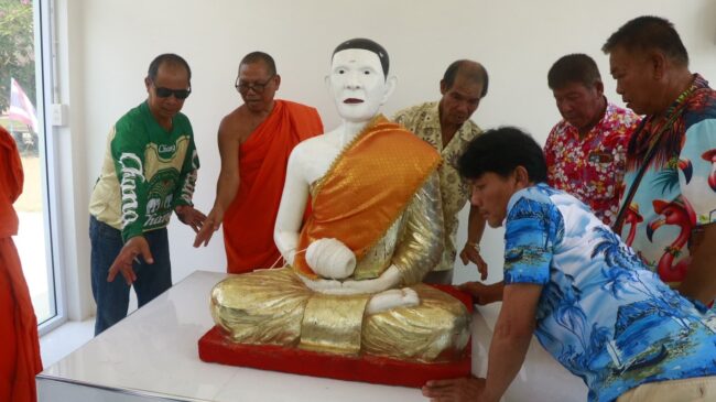 อัญเชิญรูปปั้น“หลวงปู่เหน่ง”