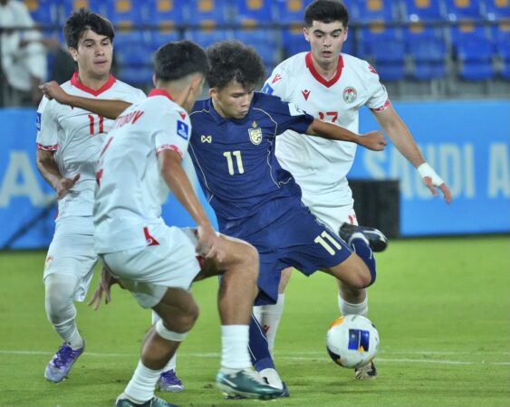 ทีมชาติไทย U17 พ่าย ทาจิกิสถาน U17 0-2 ประเดิมศึกชิงแชมป์เอเชีย 2026 ……………  วันที่ 6 พฤษภาคม 2569 เวลา 00.30 น. ตามเวลาประเทศไทย ณ คิง อับดุลลาห์ สปอร์ตส์ ซิตี้ สนาม B (Champions) ประเทศซาอุดีอาระเบีย การแข่งขันฟุตบอลชิงแชมป์เอเชีย รุ่นอายุไม่เกิน 17 ปี 2026 รอบแบ่งกลุ่ม กลุ่มเอ นัดแรก ฟุตบอลทีมชาติไทย รุ่นอายุไม่เกิน 17 ปี ลงสนามพบกับ ทาจิกิสถาน รุ่นอายุไม่เกิน 17 ปี  เกมนี้ “มาร์โค ก็อคเคิ่ล” หัวหน้าผู้ฝึกสอน ส่ง สองพี่น้องฝาแฝด ภานุวิชญ์ เจยาคม และ ภานุพงศ์ เจยาคม ออกสตาร์ทตัวจริง ประสานเกมรุกกับ ปรเมศ ละอองดี, พลพิทักษ์ รุ่งเรือง และ ศุทธิพงษ์ เอกบัว  เริ่มเกมมาเพียง 1 นาที ทาจิกิสถาน มาได้ประตูขึ้นนำ 1-0 มิราห์มาดอฟ มูฮัมหมัด เปิดบอลเข้ากรอบเขตโทษมาโดน เพชรายุธ โสบุญมา สกัดบอลไม่ดีเข้าประตูตัวเองไป  หลังจากนั้นเป็นทางฝั่งทีมชาติไทย พยายามครองบอลเปิดเกมรุกเข้าใส่อย่างต่อเนื่อง แต่ยังหาจังหวะจบสกอร์ไม่ได้  ต่อมานาทีที่ 43 ไทย มีโอกาสลุ้นยิงประตูตีเสมอ ภานุพงศ์ เจยาคม ได้ยิงไกลด้วยขวาหน้ากรอบเขตโทษ บอลพุ่งข้ามคานออกไปนิดเดียว ทำให้จบครึ่งแรก ทีมชาติไทย U17 ตามหลัง ทาจิกิสถาน 0-1  ครึ่งหลัง นาทีที่ 57 ไทย ได้จังหวะลุ้นทำประตูตีเสมอ พลพิทักษ์ รุ่งเรือง เปิดบอลจากฝั่งซ้ายเข้ากรอบเขตโทษมาถึง ปรเมศ ละอองดี ได้โหม่งบอลไปชนคานอย่างน่าเสียดาย  นาทีที่ 60 ไทย มาเหลือผู้เล่น 10 คน จากจังหวะที่ เพชรายุธ โสบุญมา ทำฟาล์วใส่ผู้เล่นทาจิกิสถาน ผู้ตัดสินให้ใบเหลืองที่สองเป็นใบแดงไล่ออกจากสนาม  ถัดมานาทีที่ 84 ไทย มีโอกาสลุ้นยิงประตูตีเสมอ ประชาราษฎร์ ศิริขันติ ตวัดบอลเข้ากรอบเขตโทษมาให้ ภานุพงศ์ เจยาคม ได้หลุดไปยิงด้วยขวาติดเซฟผู้รักษาประตูทาจิกิสถาน ปัดเอาไว้ได้  ช่วงทดเวลานาทีที่ 90+7 ทาจิกิสถาน มาได้ประตูเพิ่มเป็น 2-0 จากการทำประตูของ ปาร์วิซ ซานกินอฟ และผู้ตัดสินเป่าจบเกมทันที ส่งให้ทีมชาติไทย U17 พ่าย ทาจิกิสถาน U17 ไปด้วยสกอร์ 0-2 ประเดิมศึกชิงแชมป์เอเชีย 2026 ขณะที่อีกคู่ในกลุ่มเดียวกัน ซาอุดีอาระเบีย U17 เอาชนะ เมียนมา U17 4-0  โปรแกรมนัดต่อไปของ ฟุตบอลทีมชาติไทย รุ่นอายุไม่เกิน 17 ปี จะทำการแข่งขันฟุตบอลชิงแชมป์เอเชีย รุ่นอายุไม่เกิน 17 ปี 2026 รอบแบ่งกลุ่ม กลุ่มเอ นัดที่สอง พบกับ ซาอุดีอาระเบีย ณ  คิง อับดุลลาห์ สปอร์ตส์ ซิตี้ Hall Stadium (Legends) ประเทศซาอุดีอาระเบีย ในวันที่ 10 พฤษภาคม 2569 เวลา 00.00 น. ตามเวลาประเทศไทย ถ่ายทอดสดทาง Youtube : BG Sports  รายชื่อ 11 ตัวจริง  เจ้าพระยา กล่ำชม (GK), ณัฐกรณ์ รักษา (C), กฤตวัฒน์ นราฤทธิ์, เพชรายุธ โสบุญมา, ภานุวิชญ์ เจยาคม, ภานุพงศ์ เจยาคม, พลพิทักษ์ รุ่งเรือง, ปรเมศ ละอองดี, ศุทธิพงษ์ เอกบัว, ประชาราษฎร์ ศิริขันติ, ธัญพิสิษฐ์ เพียรกสิกรรม  📷 : Sony Alpha 1, Gmaster Lens Sony – Digital Camera Thailand  #FAThailand #ฟุตบอลทีมชาติไทย #ทีมชาติไทยU17 #U17 #AFCU17 #AFCAsianCupU17 #AFCAsianCup #AFCU17AsianCupSaudiArabia2026 #ฟุตบอลชายชิงแชมป์เอเชียU17