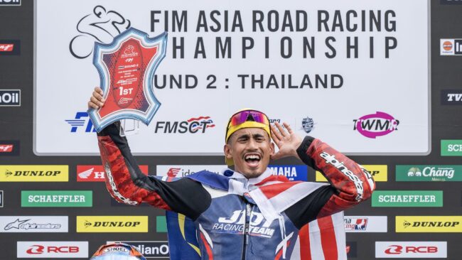 ศึกเอเชีย โร้ด เรซแรกเดือดทุกคลาส! อดีตนักบิดโมโตจีพี ซิวแชมป์รุ่นใหญ่ “มิกซ์-ตี-เฟอร์” นำธงชาติไทยผงาดโพเดียม