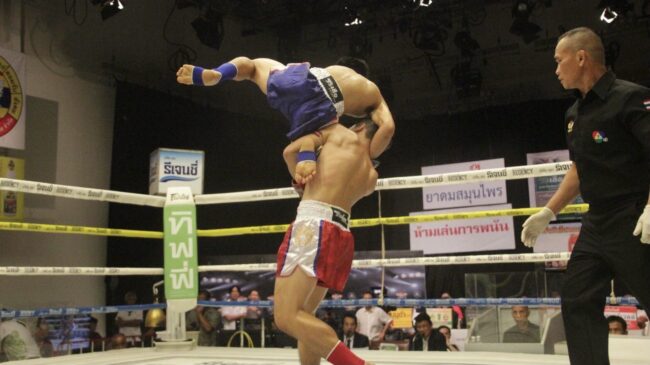 ศอกขวาปลิดวิญญาณ! “หัสดี” ชนะ TKO “แสงพนม” ยก 3 ศึกมวยรอบปูนเสือ มวยไทยพันธุ์แท้ ครั้งที่ 25