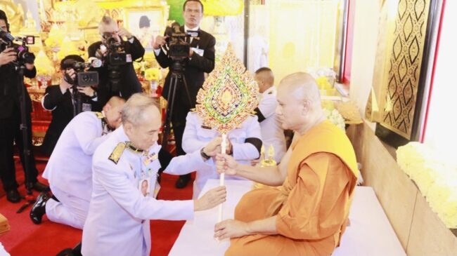 โปรดเกล้าฯ ให้องคมนตรี เป็นผู้แทนพระองค์ เชิญสัญญาบัตร พัดยศ และผ้าไตร ถวายแด่ “พระราชวัชราทร” ณ วัดไก่เตี้ย ตลิ่งชัน