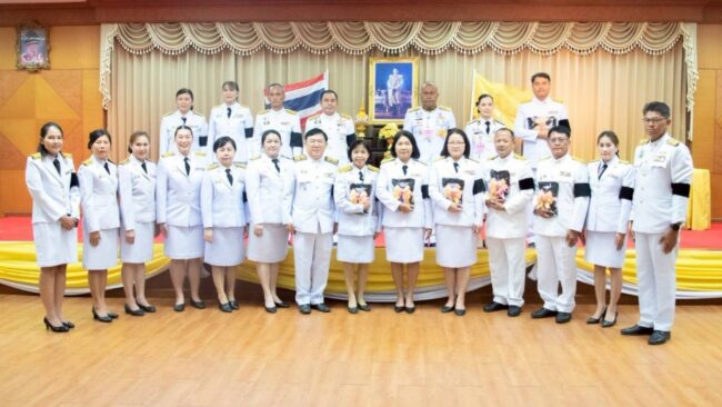 มอบสิ่งของพระราชทาน