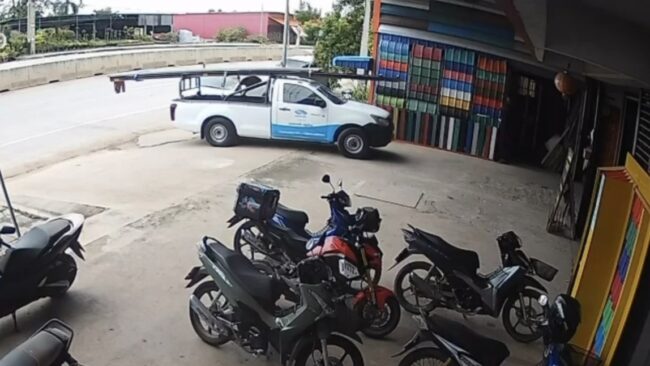 ชนเหล็กท้ายรถกระบะ