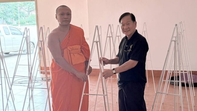 มอบขาตั้งพวงหรีด