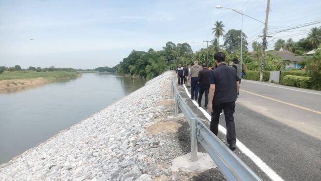 ทำงานแนวป้องกันตลิ่งพัง