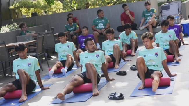 ทีมชาติไทยฟื้นฟูร่างกาย หลังลงสนามอุ่นเครื่องกับการท่าเรือ