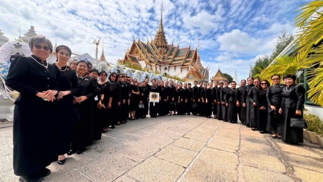 กราบถวายบังคมพระบรมศพ