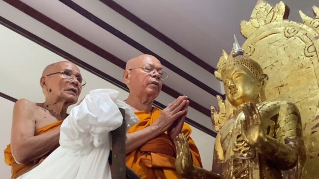 เปลี่ยนยอดพระเกตุหิรัญโมลี
