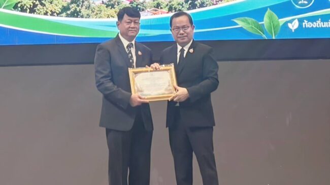 รับรางวัล ผอ. ดีเด่น