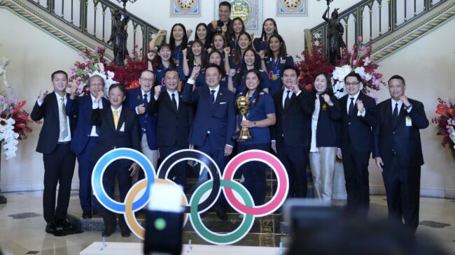ทัพนักตบสาวไทย ชุดคว้าตั๋วโอลิมปิกเกมส์ เข้าพบ นายอนุทิน ชาญวีรกูล นายกรัฐมนตรี