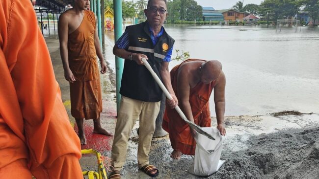 ส.ว.จำลอง ลงพื้นที่น้ำท่วมสุพรรณบุรี