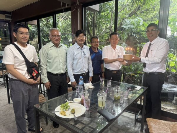 อวยพรวันเกิดอธิการบดี